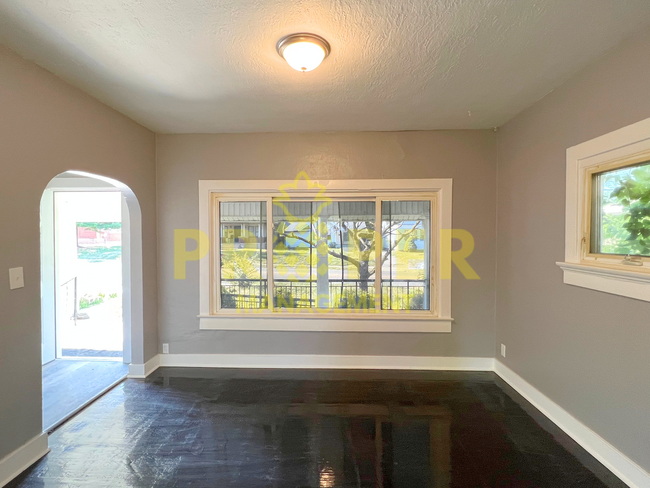 Building Photo - 2 bedroom 1 bathroom house for rent