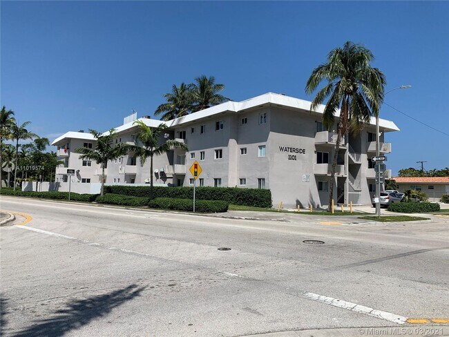 Building Photo - 1101 NE 80th St