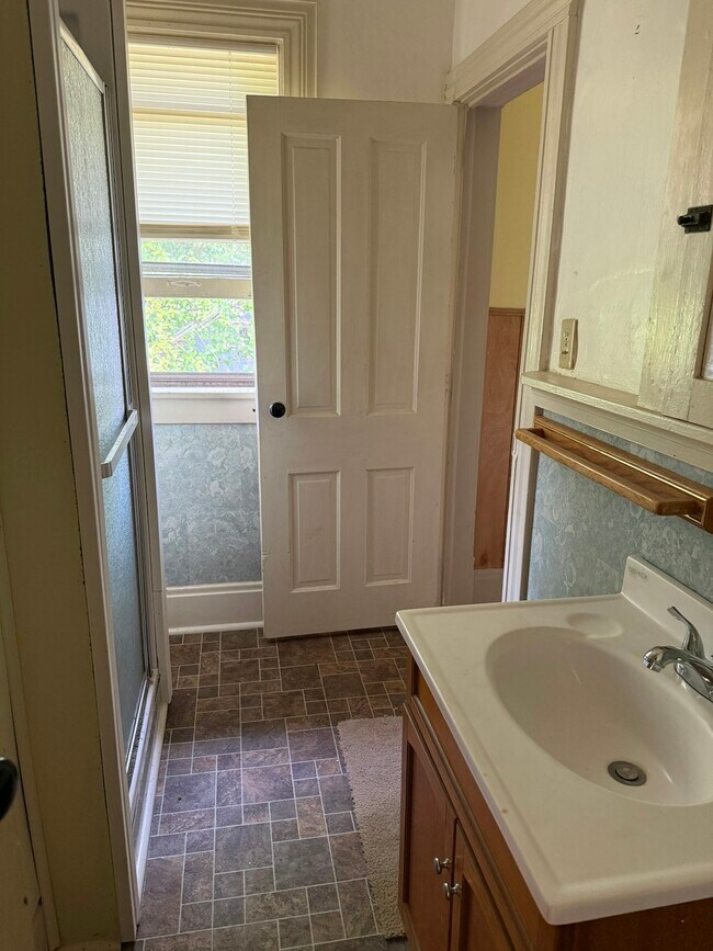 Foto del edificio - 218 E Erie St