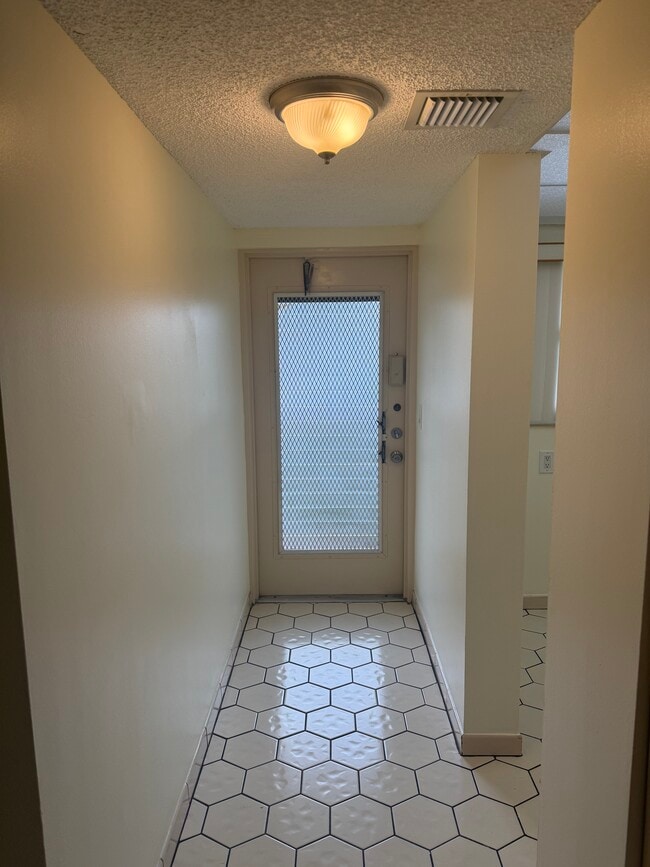 Foto del edificio - 6075 N Sabal Palm Blvd