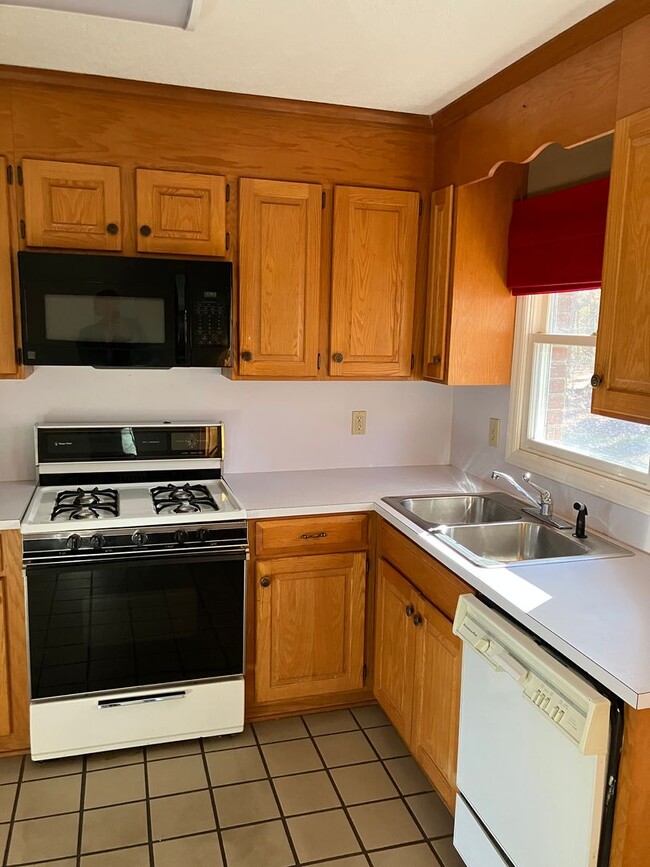 Building Photo - Charming  Duplex in Mooresville