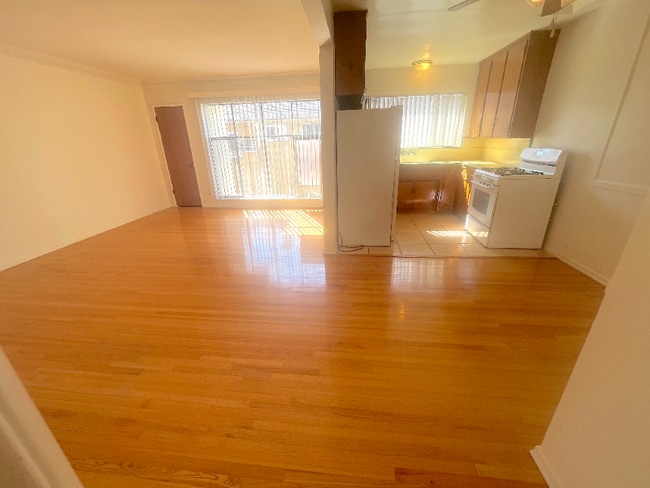 Building Photo - 1255 N Mansfield Ave