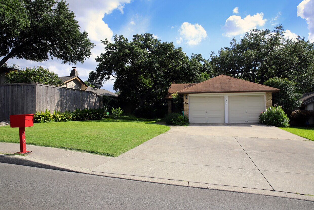 Front view - 1014 E Bitters Rd