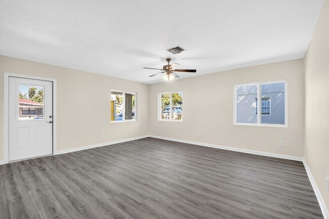 Building Photo - 857 W 3rd St