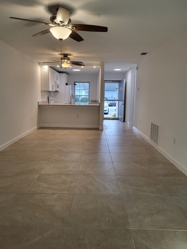 Living room, dining room - 2927 Stillwell Ct