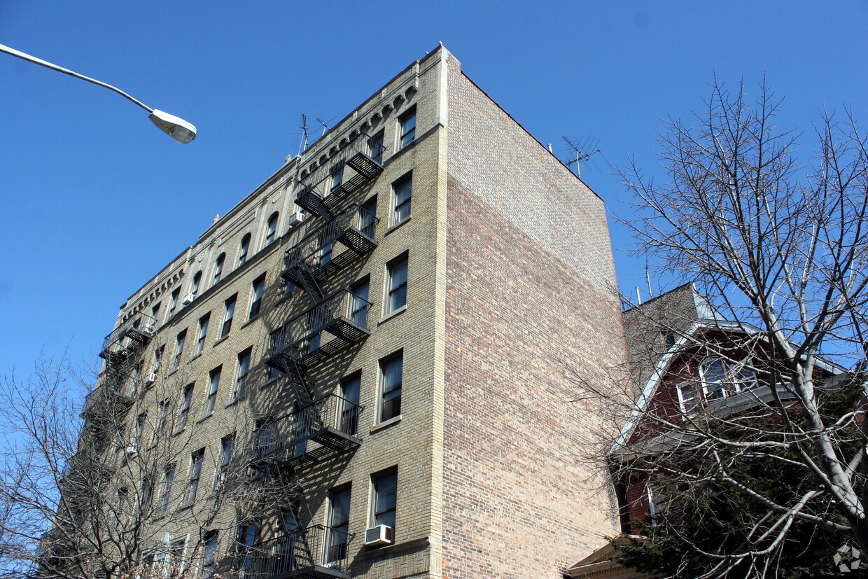 Foto principal - 211 Bedford Park Blvd