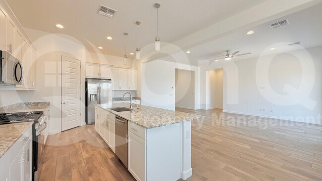 Building Photo - 10048 S Dutchman Dr