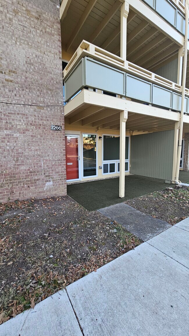 Foto del edificio - 7266 Donnell Pl