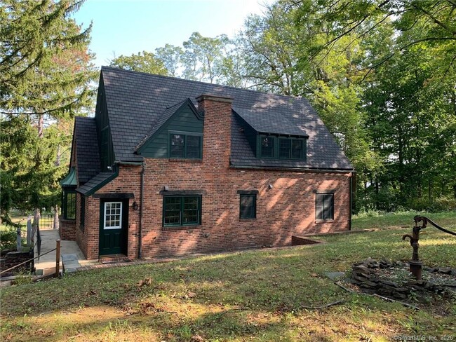 Foto del edificio - 567 Boston Neck Rd