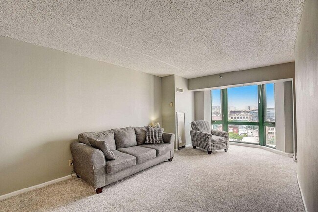 Foto del edificio - 270 E Highland Ave