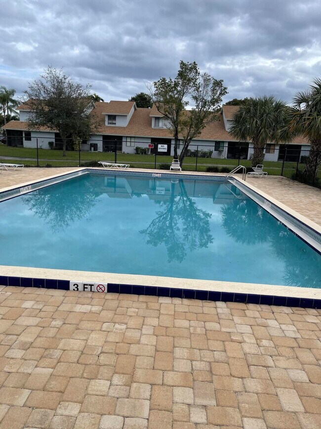 Foto del edificio - 1613 Woodbridge Lakes Cir