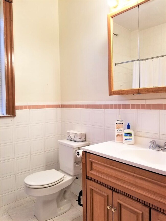 Foto del edificio - Spacious 3 Bed / 2 Bath in Prime Brookline — Heat & Hot Water Included | Cats OK | Broker Fee Pai...