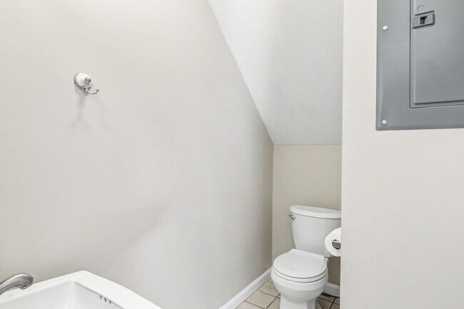 Foto del edificio - Two bedroom, one and a half bath interior townhome in Mechanicsburg