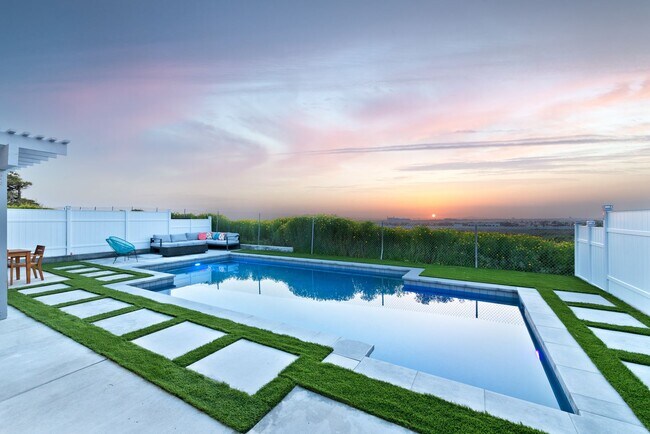 Building Photo - Costa Mesa, Panoramic Views, Pool - Fully ...