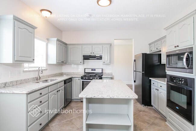 Building Photo - 3933 Pinetree Dr