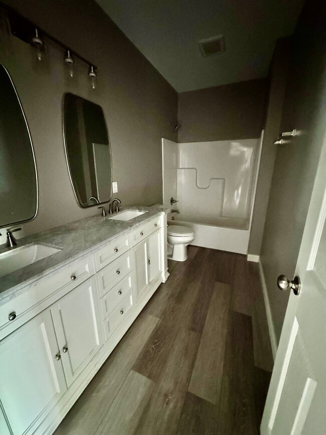 Building Photo - Muddy Springs 8 Plex