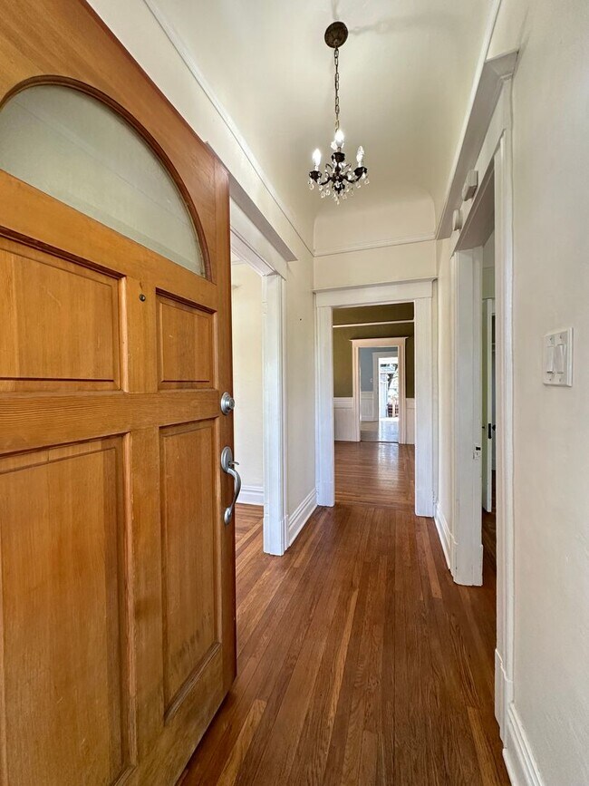 Foto del edificio - Upstairs 2 Bedroom - Near UCD Med Center