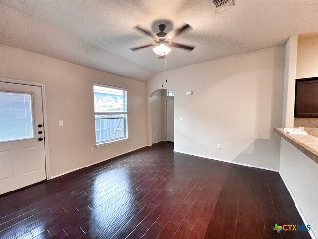 Foto del edificio - 565 Creekside Cir