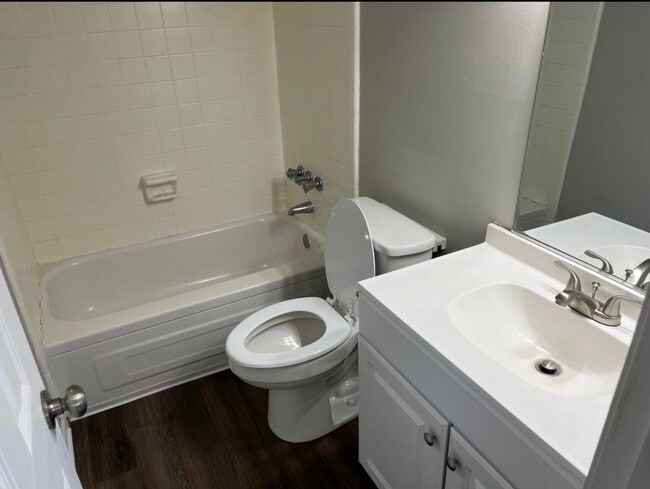 Building Photo - 3610 Goldfinch Dr