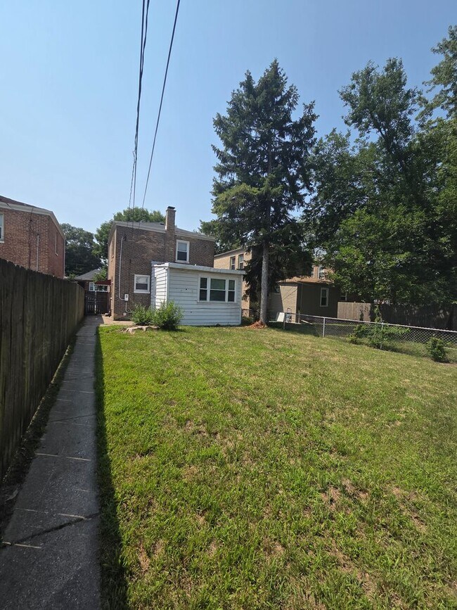 Building Photo - Charming 4BR Home with Spacious Layout, Mo...