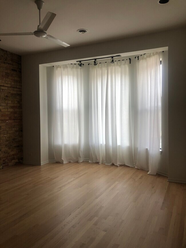 Foto del edificio - 1560 N Milwaukee Ave
