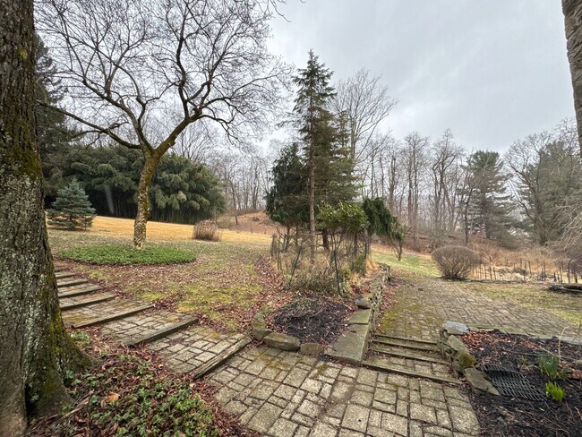 Foto del edificio - Charming Stacked stone Farm house 3 bedrooms 1 1/2 bathrooms