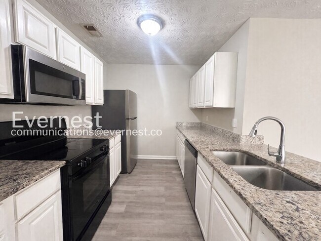Building Photo - 3 Bed, 2.5 Bath Home with Modern Amenities / Pet-Friendly / Coming Soon!