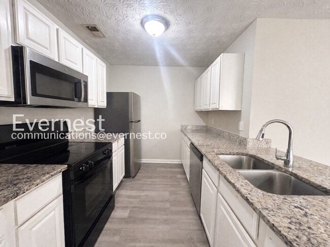 Foto del edificio - 3 Bed, 2.5 Bath Home with Modern Amenities / Pet-Friendly / Coming Soon!