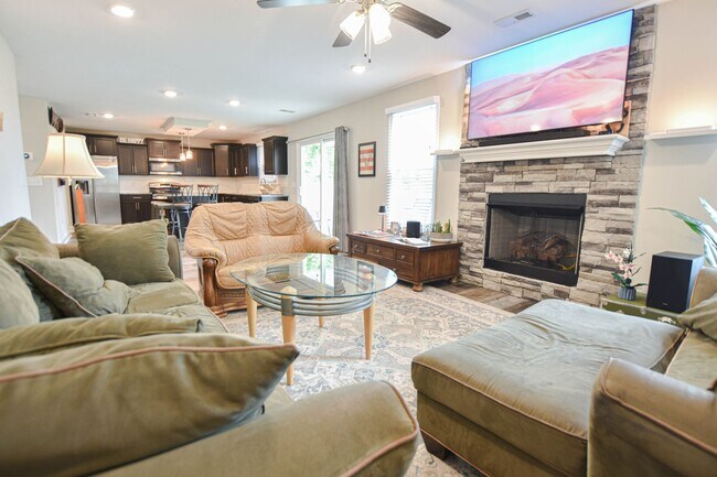 Building Photo - Pet Friendly Four Bedroom!