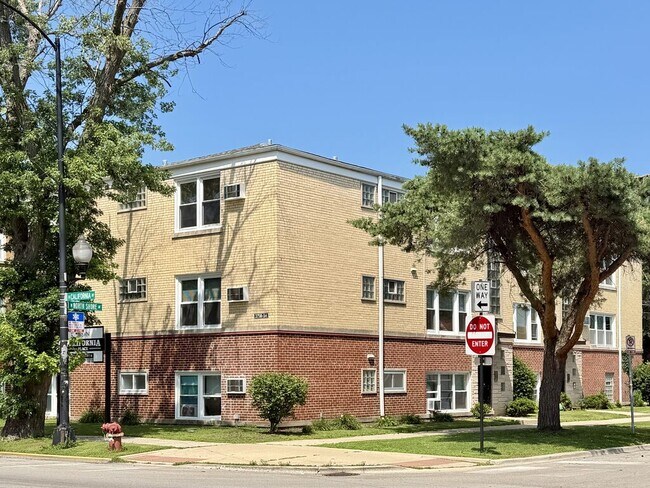 Building Photo - 2754 W North Shore Ave
