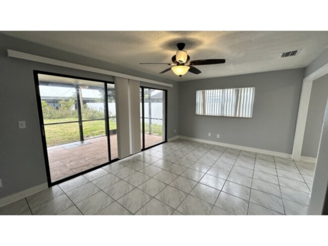 Foto del edificio - 2 Bedroom/2 Bath SE Cape Coral duplex off ...