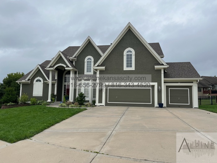 Primary Photo - Stunning Home in Carriage Hills