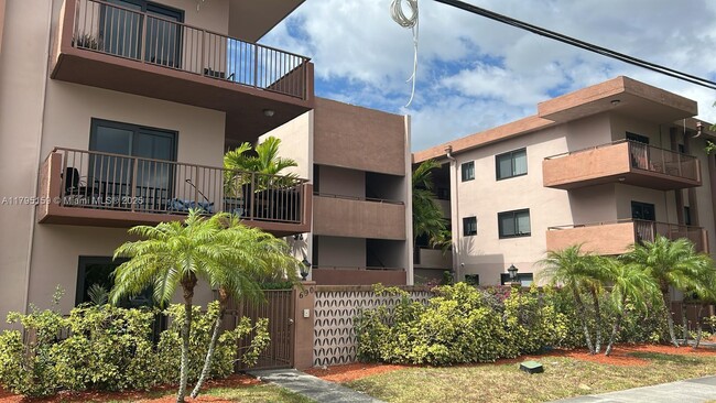 Foto del edificio - 690 NE 123rd St