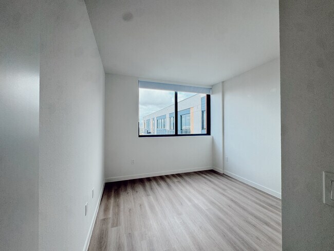 Building Photo - 930 NW 39th Ave