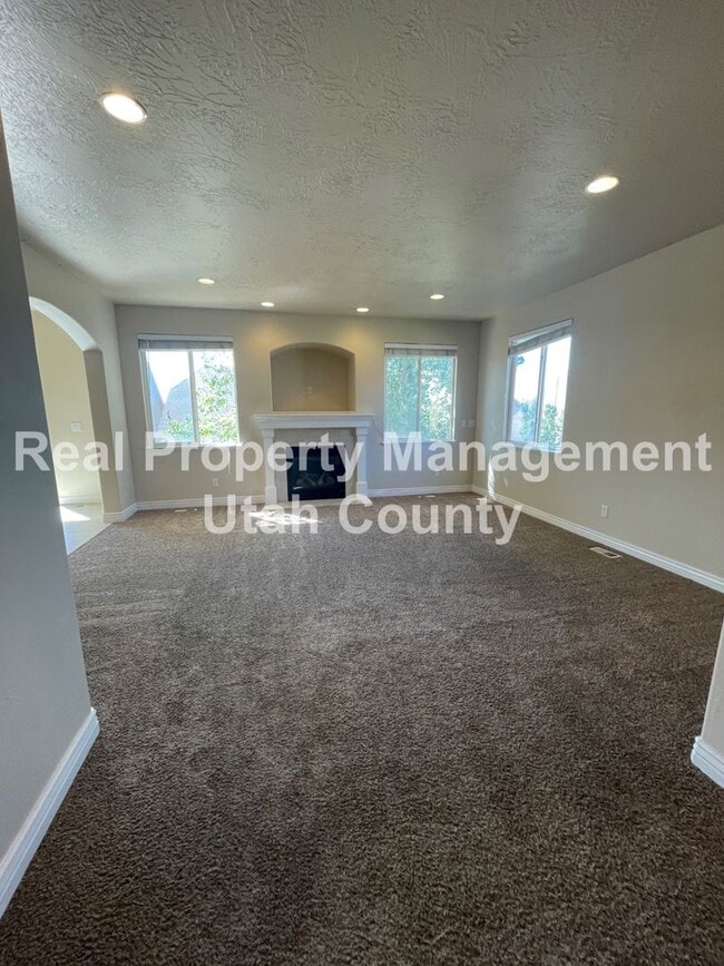 Building Photo - Large and Spacious 5 Bedroom Home!