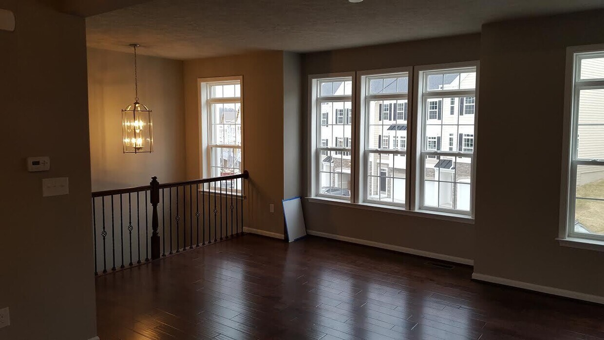 Foto principal - 3 Br. 3full and 1 half Ba. Townhouse Suncr...