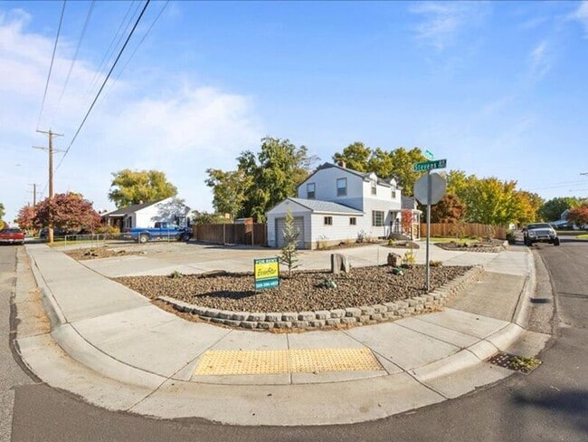 Building Photo - 910 Torbett St