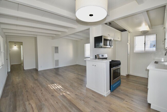 Building Photo - 6125 Whitsett Ave