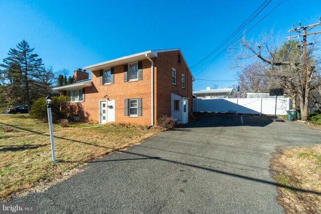 Building Photo - 6059 Wilson Blvd