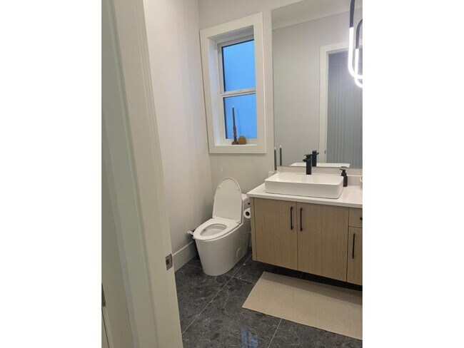 Photo du bâtiment - 15655-1577B 77B Ave