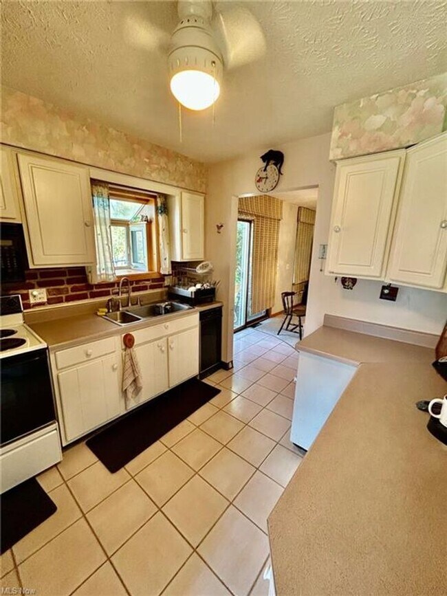 Foto del edificio - Lakeview 3 Bedroom  1.5 Bath  Home for Ren...