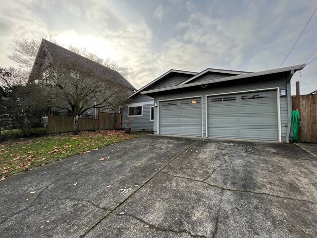 Building Photo - Beautiful Ranch Style House 3 Bed 2 Bath + Bonus Room in North Portland!! Great Backyard, Hardwoo...