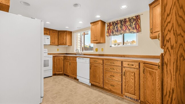 Building Photo - 3 Bedroom Home