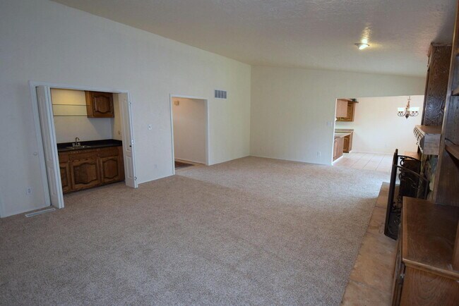 Building Photo - Amazing Home East of Tramway!