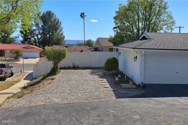 Foto del edificio - 3 br, 3 bath House - 17173 Lorillard St