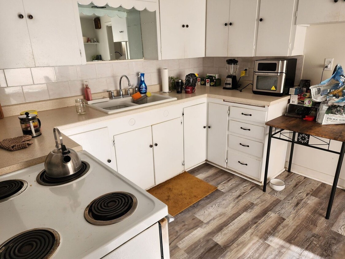 Building Photo - Charming Upstairs apartment