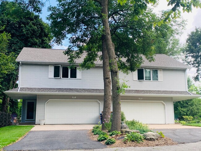Building Photo - 371 Winnebago Ct