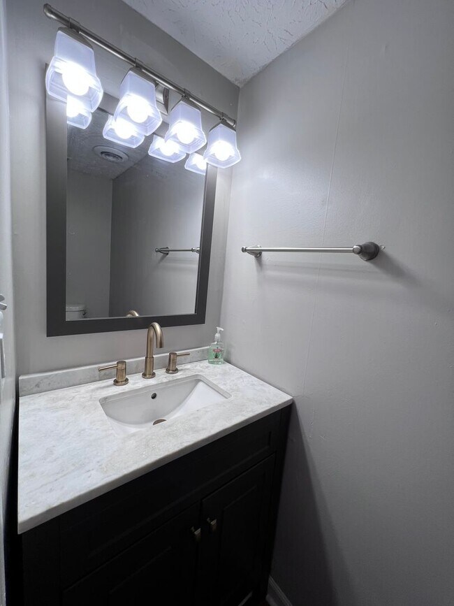 Building Photo - Large 2/2.5 Townhouse near 5 Points and on...