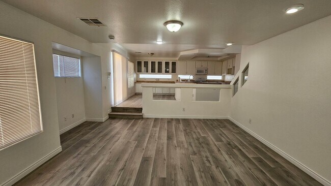 Foto del edificio - 4 Bedrooms near Silverado Ranch!