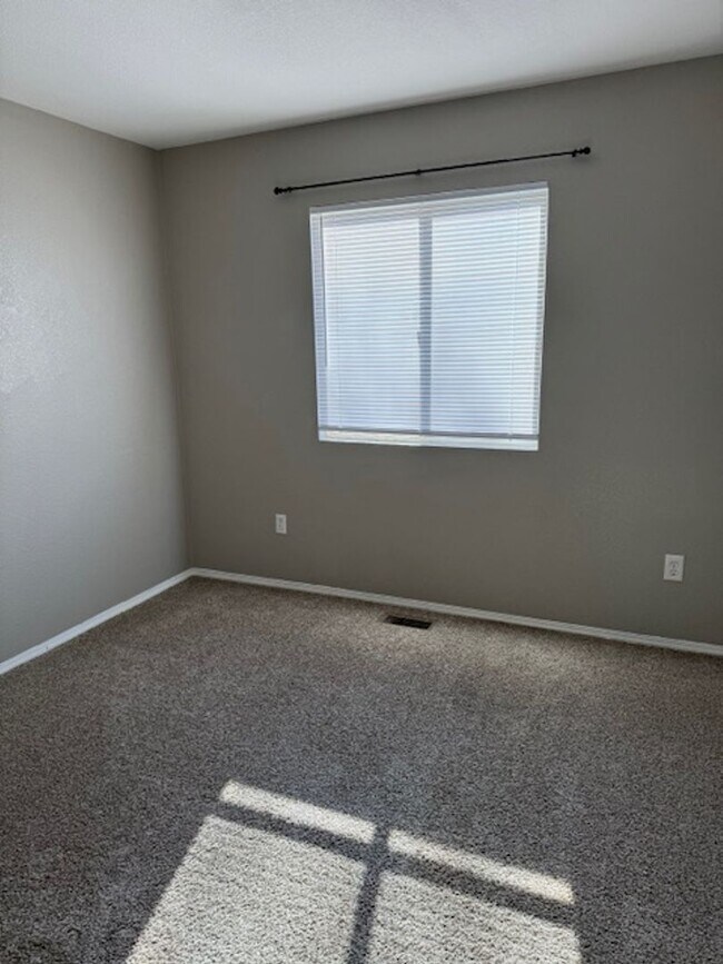 Foto del edificio - ALL PROSPECTIVE TENANTS MUST SUBMIT A $58 NON-REFUNDABLE APPLICATION FEE PER APPLICANT ONLINE AND...